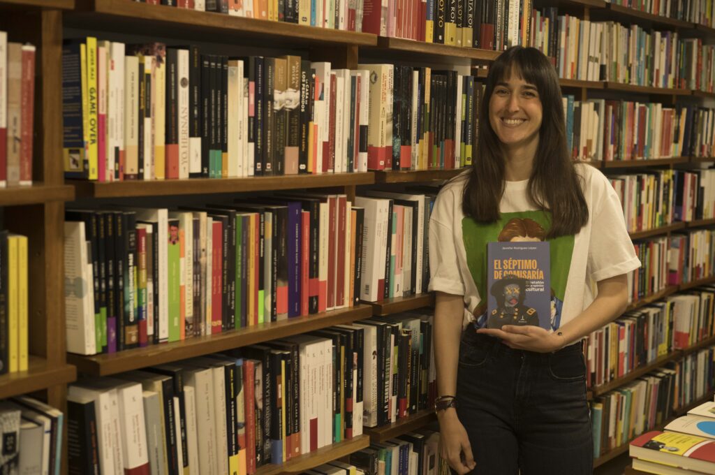 Jennifer Rodríguez-López alista a la tropa del batallón cultural en ‘El Séptimo de comisaría’ 1 - Pábilo Editorial