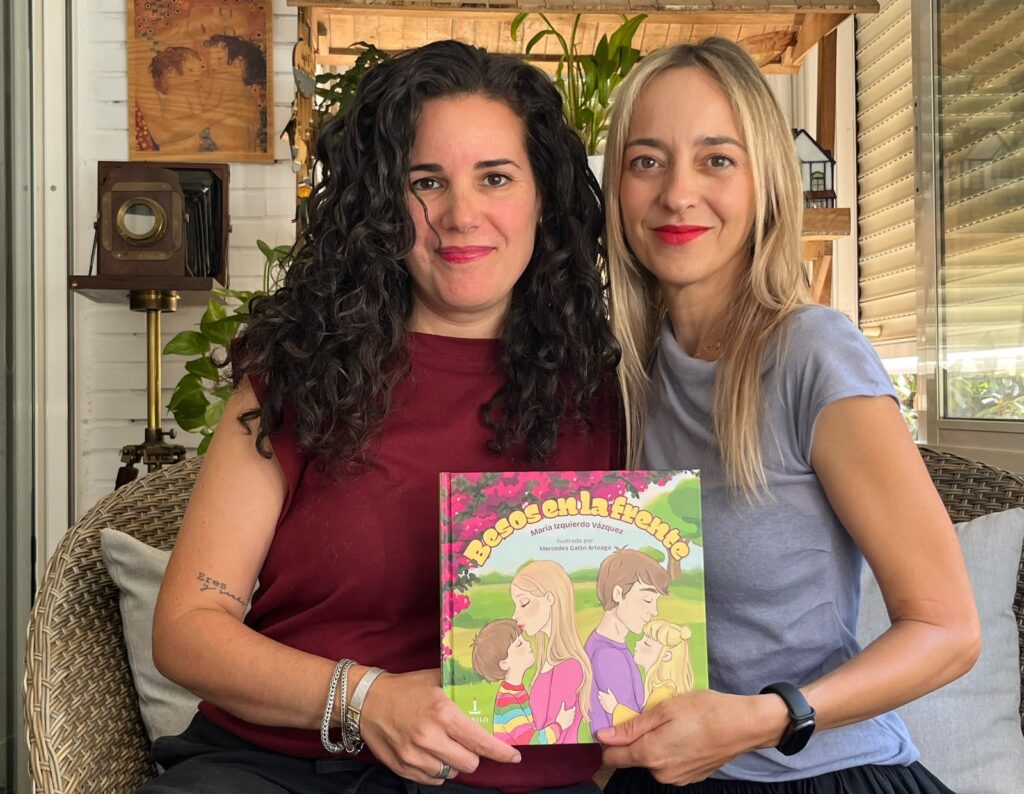‘Besos en la frente’, el bello homenaje de María Izquierdo y Mercedes Galán al amor en las familias 1 - Pábilo Editorial