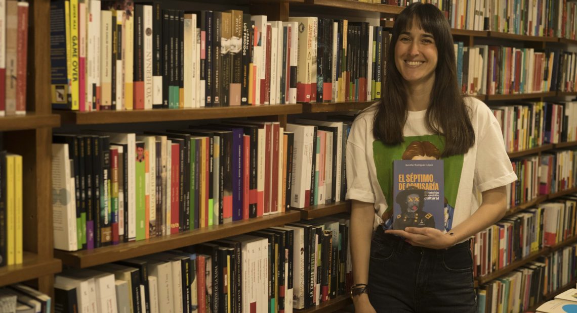 Jennifer Rodríguez-López con su nueva criatura literaria. Fotografía de Alberto Arroyo.